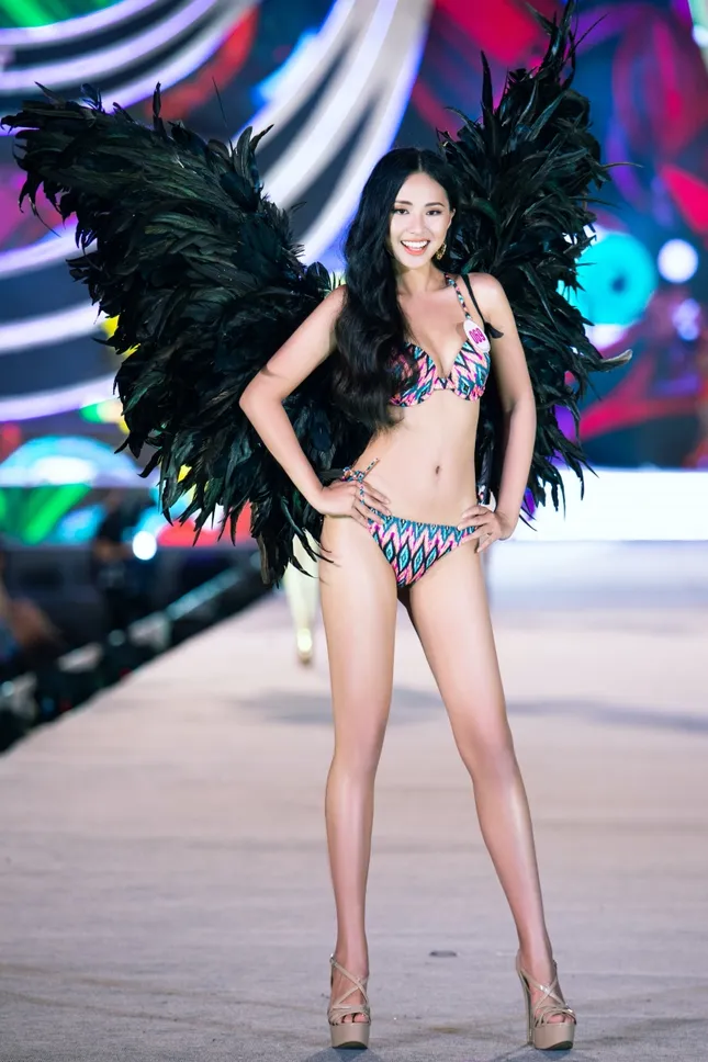 Top 35 Hoa Hậu Việt Nam biến sân khấu thành lễ hội Carnival trong phần thi Người đẹp Biển ảnh 5