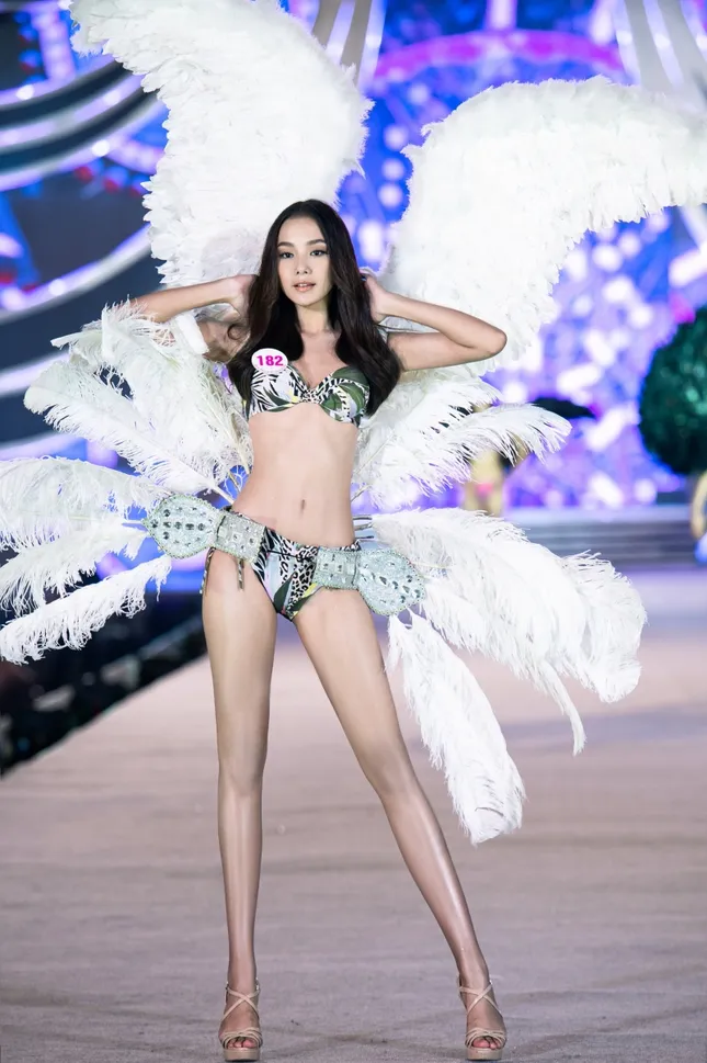 Top 35 Hoa Hậu Việt Nam biến sân khấu thành lễ hội Carnival trong phần thi Người đẹp Biển ảnh 1