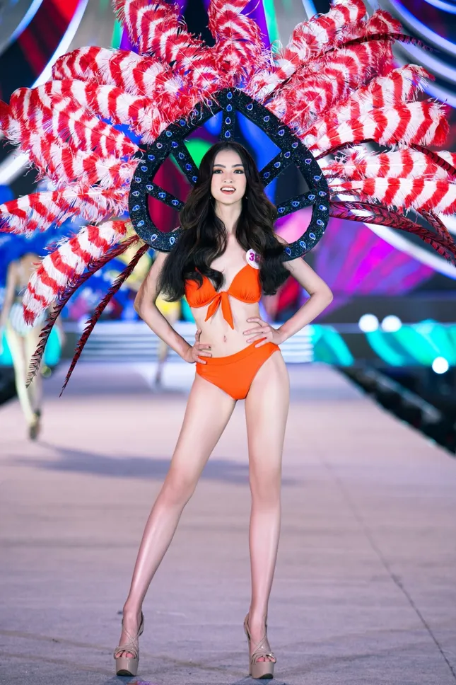 Top 35 Hoa Hậu Việt Nam biến sân khấu thành lễ hội Carnival trong phần thi Người đẹp Biển ảnh 4
