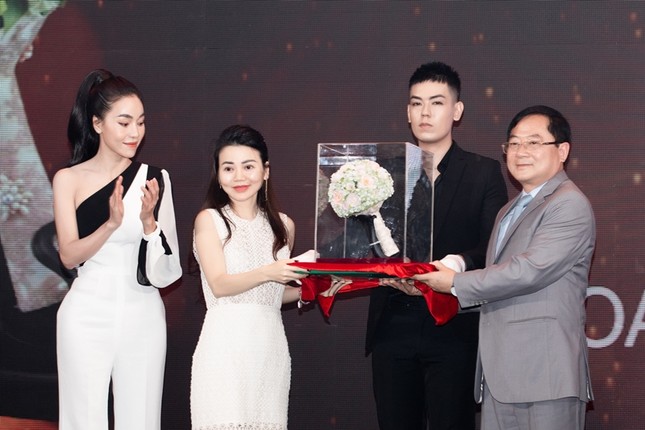 Ngắm cận cảnh vương miện, quyền trượng và ghế đăng quang của tân Hoa Hậu Việt Nam 2020 ảnh 5