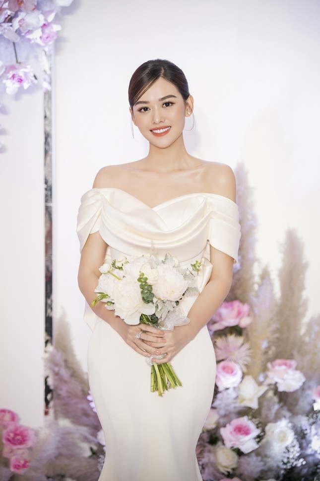 Tường San xinh như công chúa, đọ sắc với Tiểu Vy, Mỹ Linh, Lương Thùy Linh trong ngày cưới ảnh 2