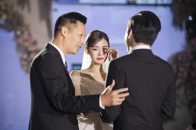 Tường San xinh như công chúa, đọ sắc với Tiểu Vy, Mỹ Linh, Lương Thùy Linh trong ngày cưới ảnh 5