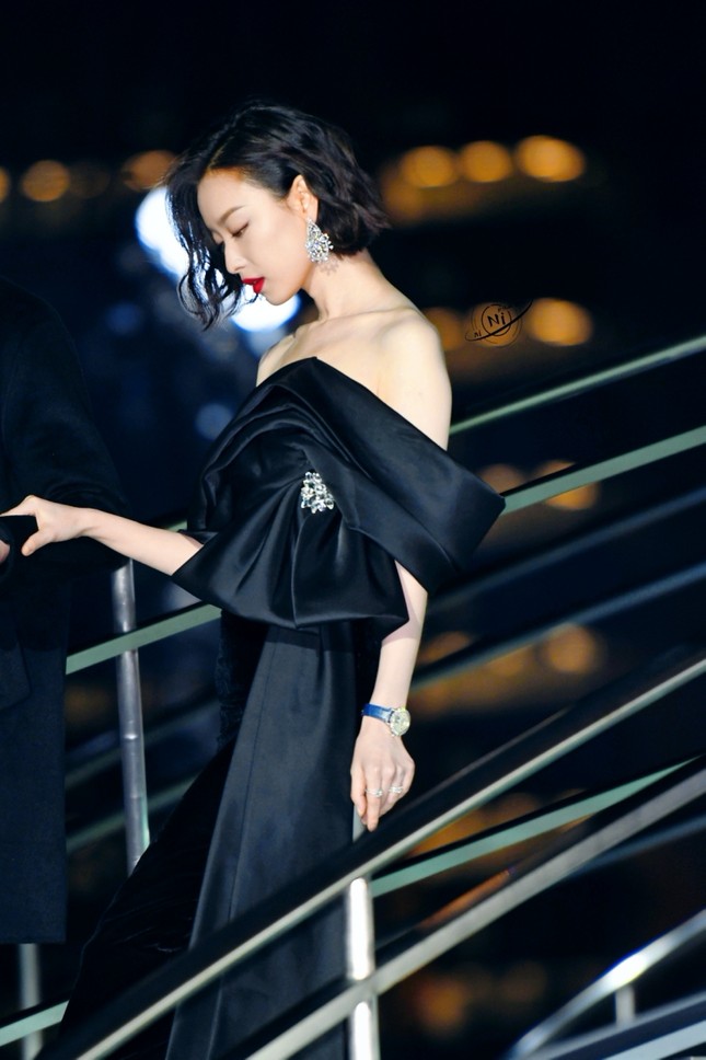Ba nàng tiểu Hoa đán đọ sắc trên thảm đỏ GQ: Angela Baby lên No.1 hot search vì điều này ảnh 9