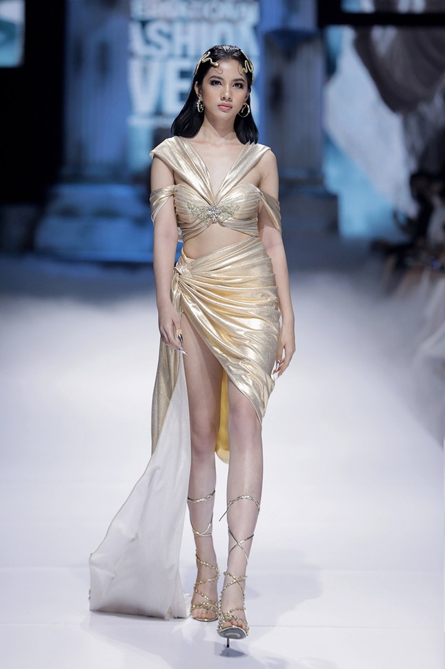 Mặc bộ váy nặng 40kg, Hoa hậu Đỗ Mỹ Linh lo lắng: “Em sợ sẽ bị ngã trên sàn catwalk!“ ảnh 7