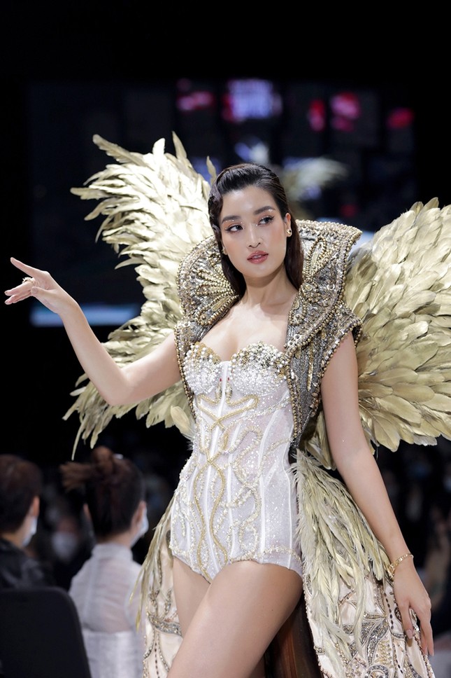 Mặc bộ váy nặng 40kg, Hoa hậu Đỗ Mỹ Linh lo lắng: “Em sợ sẽ bị ngã trên sàn catwalk!“ ảnh 5