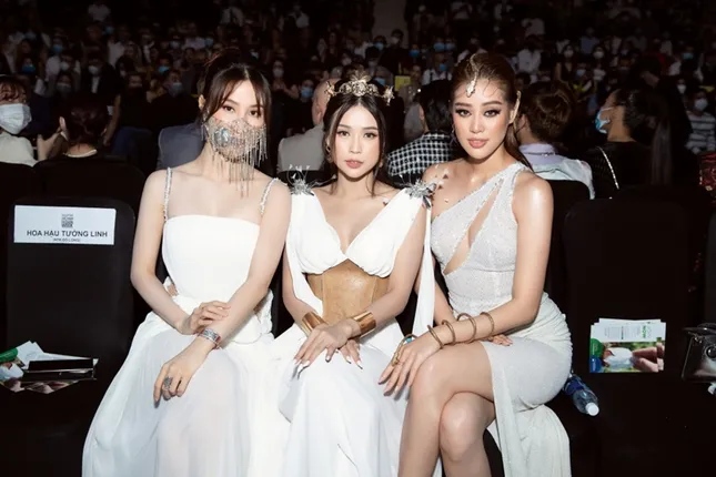 Sam đẹp lộng lẫy như công chúa Hy Lạp, hội ngộ Diệu Nhi trên thảm đỏ Tuần lễ thời trang ảnh 6