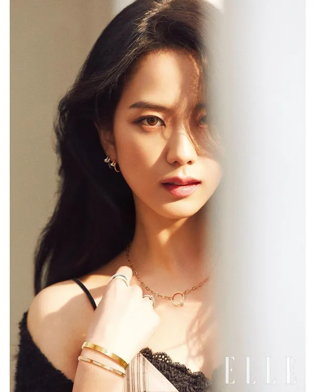 Mặc chiếc váy da bóng khó nhằn, Jisoo (BLACKPINK) “chặt đẹp” mẫu xịn của hãng ảnh 3