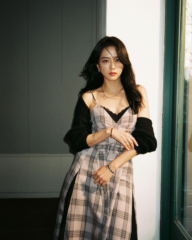 Stylist của BLACKPINK lại được khen hết lời vì mix đồ cho Jisoo đẹp hơn hẳn bản gốc ảnh 5