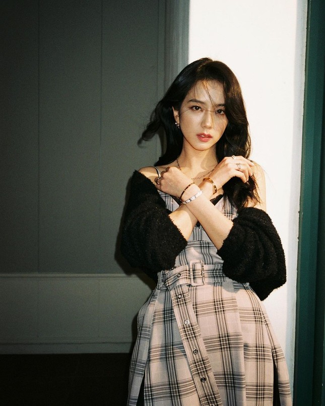 Stylist của BLACKPINK lại được khen hết lời vì mix đồ cho Jisoo đẹp hơn hẳn bản gốc ảnh 6