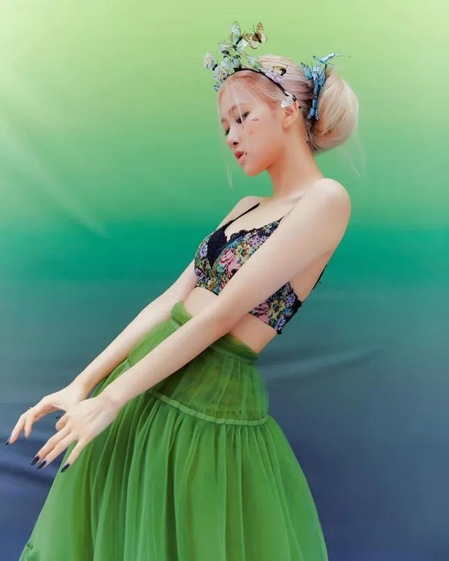 Học ngay Jisoo và Rosé (BLACKPINK) cách biến bra-top thành crop-top mà không phô tí nào ảnh 4