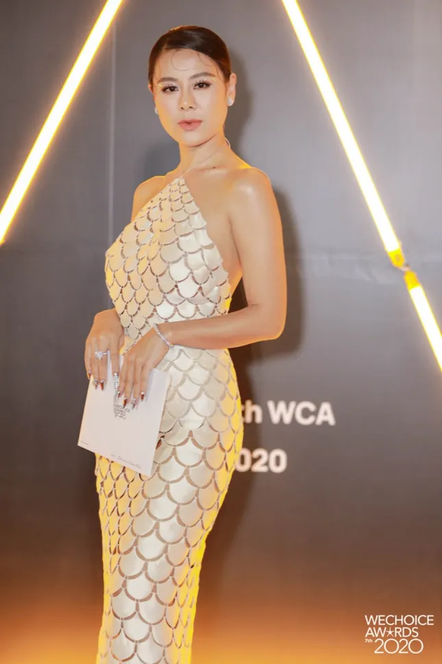 Những mẫu váy được mỹ nhân Việt đặc biệt yêu thích, đụng hàng bất chấp chiều cao tuổi tác ảnh 6