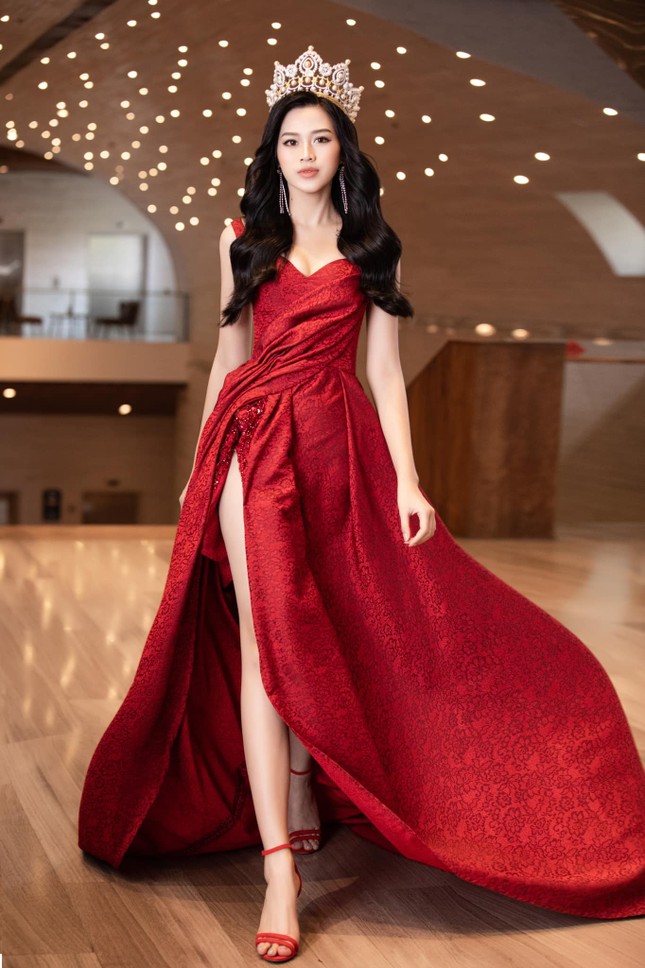 Hoa hậu Đỗ Thị Hà “mời mọi người ăn cam”, nhưng ai cũng chú ý đến đôi chân 1m11 trứ danh của nàng hậu ảnh 5