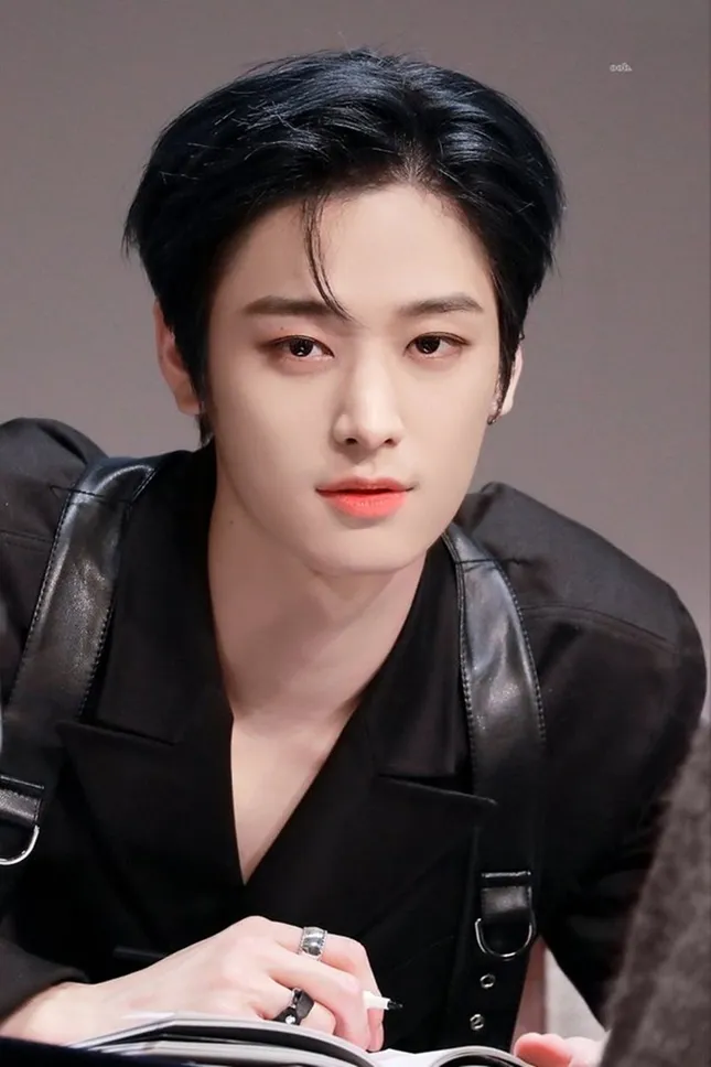 Bạn sẽ chọn chỗ ngồi nào trên chuyến xe buýt toàn các nam idol sở hữu visual hàng đầu K-Pop? ảnh 8