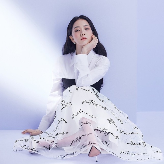 Các “nữ thần” cùng tung bộ ảnh thời trang, Suzy liệu có thần thái hơn Jisoo (BLACKPINK) và Song Hye Kyo? ảnh 3