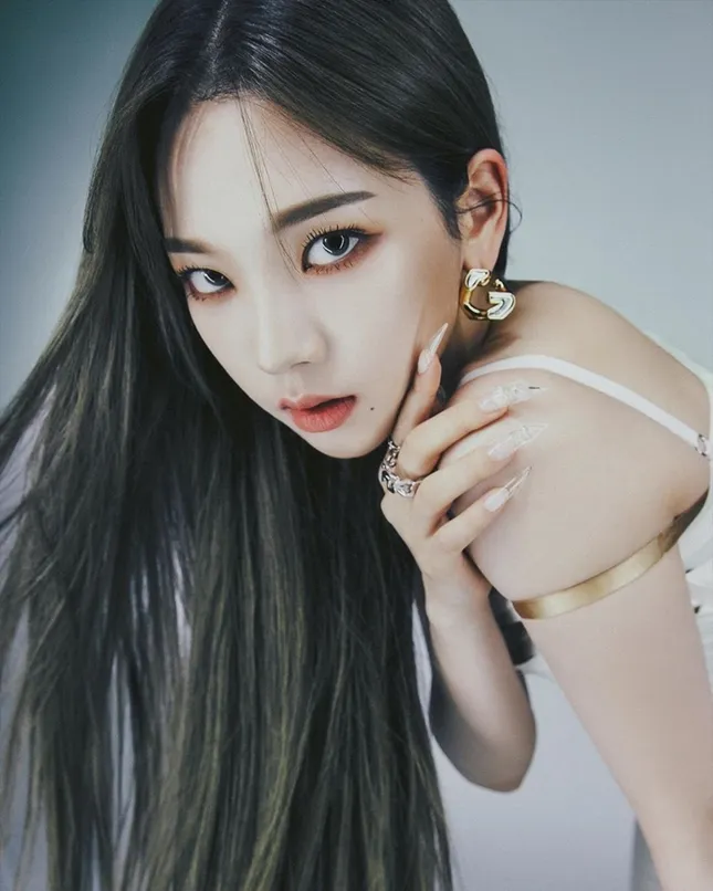 aespa tung bộ ảnh từng thành viên trên DAZED Hàn, netizen “cạn lời” vì các cô gái toàn mặc lại đồ của nhau ảnh 4