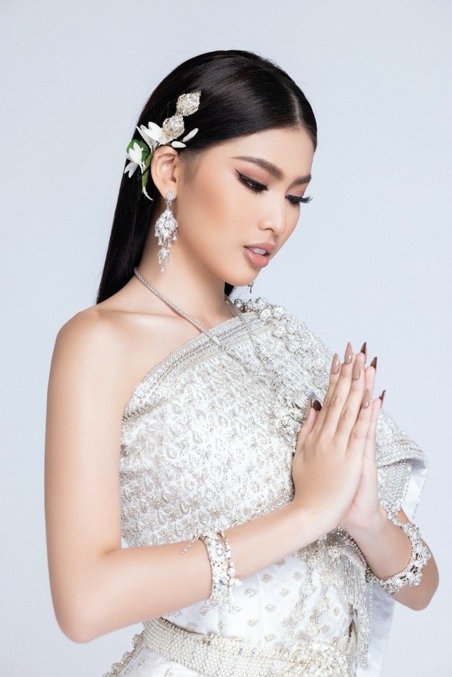 Lọt Top 10 bình chọn clip tự giới thiệu, Á hậu Ngọc Thảo tiếp tục thử thách mặc đồ Thái ảnh 5