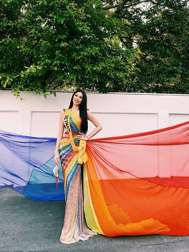 Mặc thiết kế với thông điệp ủng hộ LGBT+, Á hậu Ngọc Thảo nổi bật trước bạn bè quốc tế ảnh 2