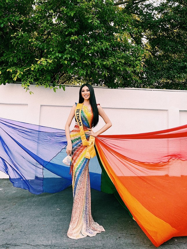 Mặc thiết kế với thông điệp ủng hộ LGBT+, Á hậu Ngọc Thảo nổi bật trước bạn bè quốc tế ảnh 1