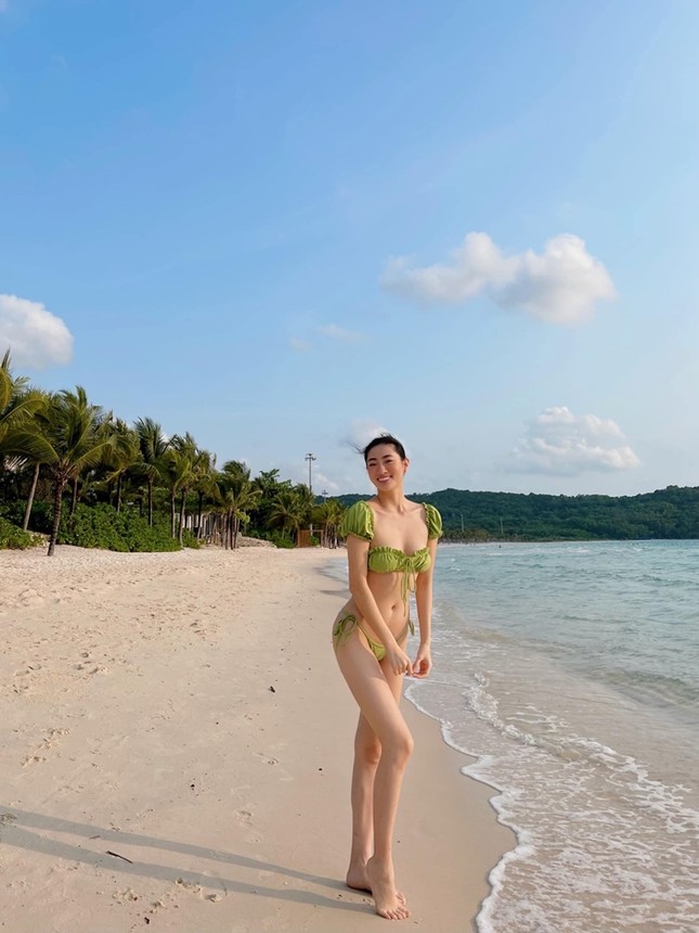 Hoa hậu Lương Thùy Linh mặc đồ bơi khoe đôi chân cực phẩm 1m22 nhưng lại xin lỗi mẹ 10 lần ảnh 2