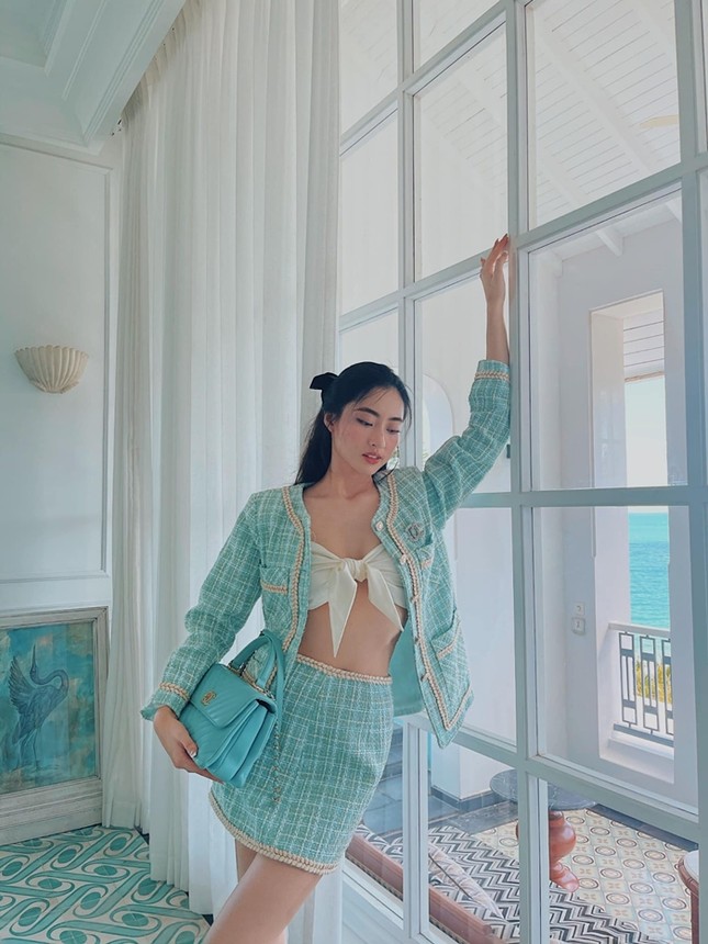 Hoa hậu Lương Thùy Linh mặc đồ bơi khoe đôi chân cực phẩm 1m22 nhưng lại xin lỗi mẹ 10 lần ảnh 4