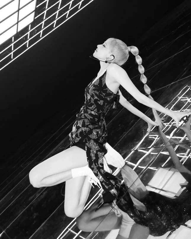 Stylist của Rosé “quá tiết kiệm” khi xài chung một kiểu tóc và giày cho 2 show khác nhau? ảnh 4