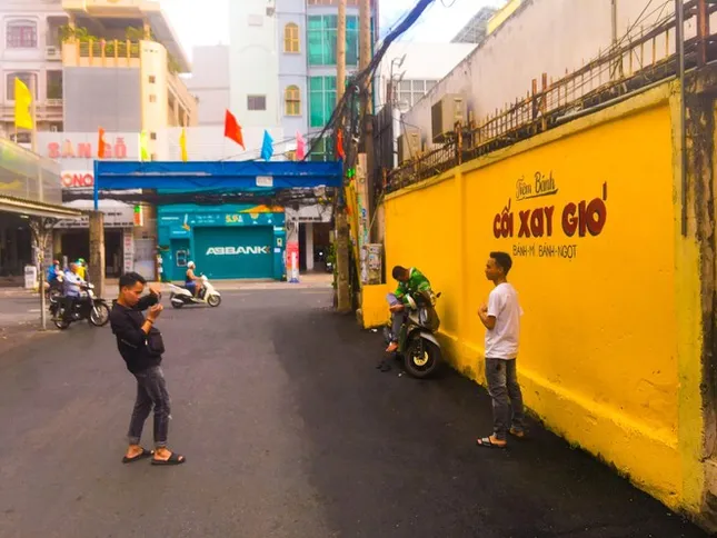Teen nói gì khi “bức tường vàng huyền thoại” ở Đà Lạt bất ngờ xuất hiện tại Sài Gòn? ảnh 2