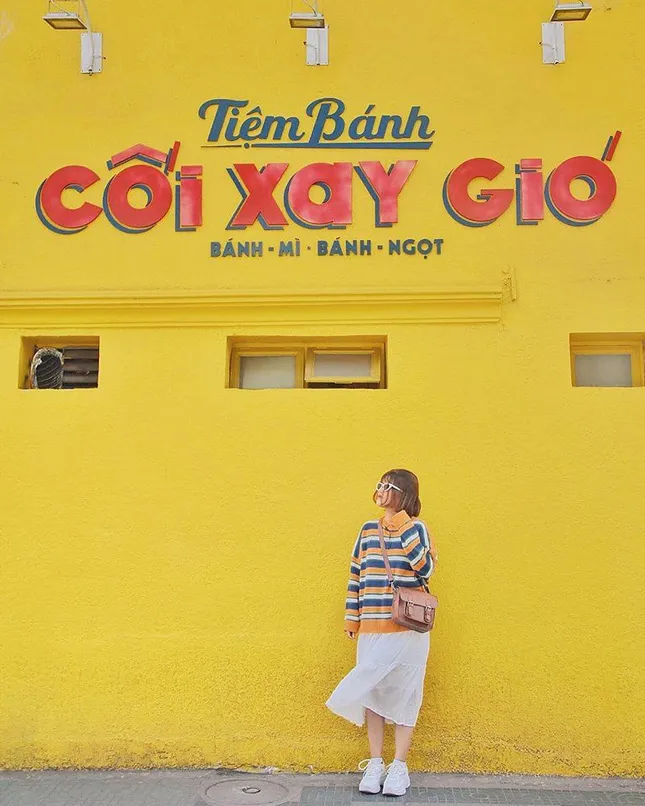 Teen nói gì khi “bức tường vàng huyền thoại” ở Đà Lạt bất ngờ xuất hiện tại Sài Gòn? ảnh 1