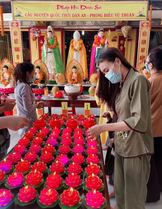 Soi trang phục đi lễ chùa của sao Việt: Người được khen hết lời, người nhận “gạch đá” tới tấp ảnh 7