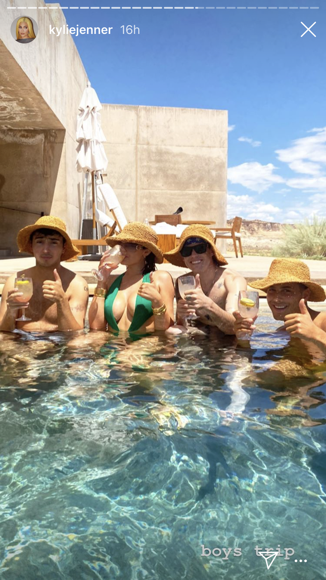Bất chấp lệnh cách ly, Kylie và Kendall Jenner vẫn đi du lịch ở Utah với bạn bè ảnh 3