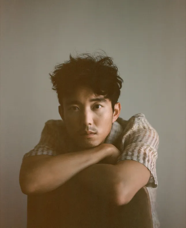 Nam thần gốc Á “trông hao hao” rapper Khói của “The Umbrella Academy” là ai? ảnh 3