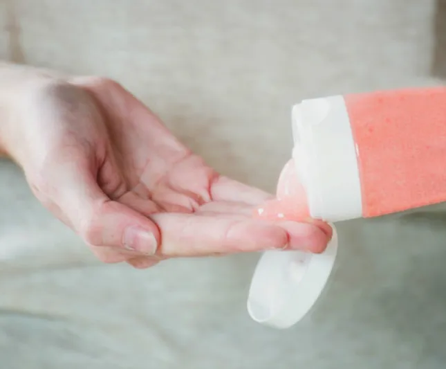 Tẩy tế bào chết vật lý hay hóa học, chọn cách nào để “tiến hóa” hành trình skincare? ảnh 2