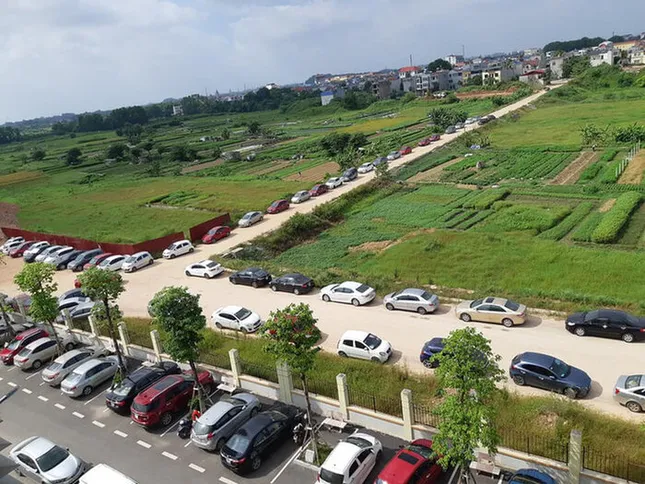 Hàng trăm ô tô đỗ kín cả sân trường trong buổi họp phụ huynh học sinh tại Thái Nguyên ảnh 4