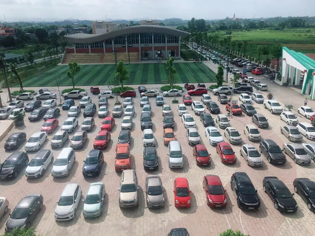 Hàng trăm ô tô đỗ kín cả sân trường trong buổi họp phụ huynh học sinh tại Thái Nguyên ảnh 2