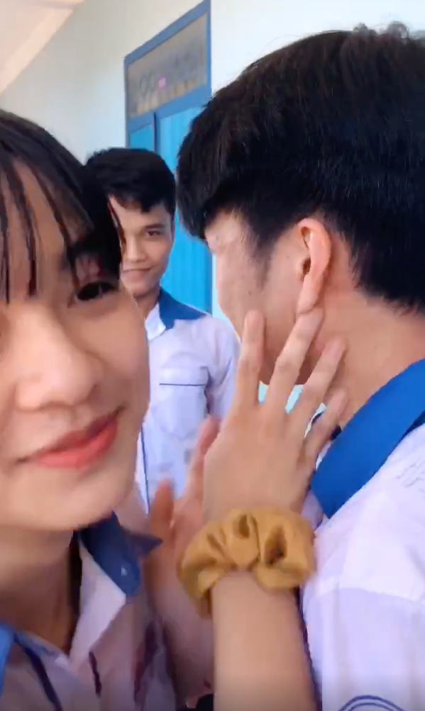 Nữ sinh quay clip trao nụ hôn chia tay tới từng bạn trong lớp, hội nam sinh “mừng hụt“ ảnh 3