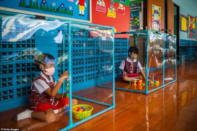Đến trường an toàn: Học sinh Thái Lan học và chơi trong buồng giãn cách xã hội ảnh 1