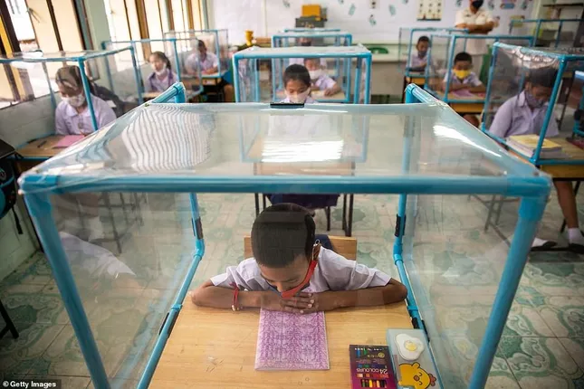 Đến trường an toàn: Học sinh Thái Lan học và chơi trong buồng giãn cách xã hội ảnh 6