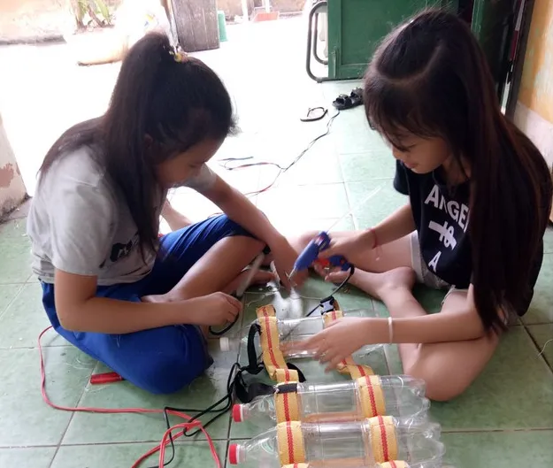 Sáng chế áo phao cứu sinh bằng vỏ chai nhựa của học sinh lớp 5 trở nên “hot” trong mùa lũ ảnh 1