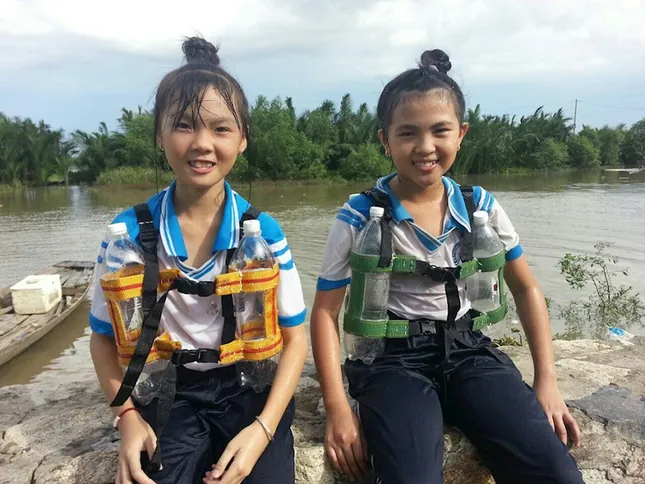 Sáng chế áo phao cứu sinh bằng vỏ chai nhựa của học sinh lớp 5 trở nên “hot” trong mùa lũ ảnh 3