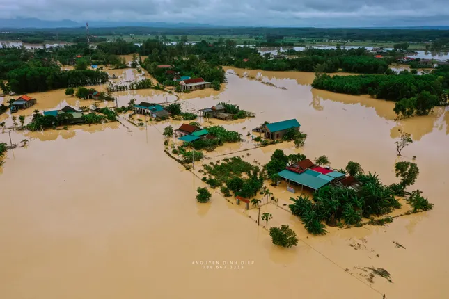 Chùm ảnh Quảng Trị ngập trong “biển” lũ chụp từ flycam: Thương lắm, miền Trung ơi! ảnh 1