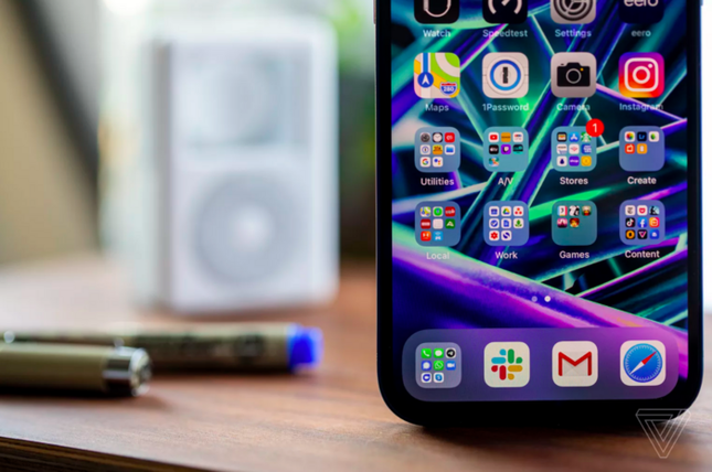 Cận cảnh iPhone 12 “bằng xương bằng thịt“: Màu xanh dương khiến các iFan thất vọng ảnh 9