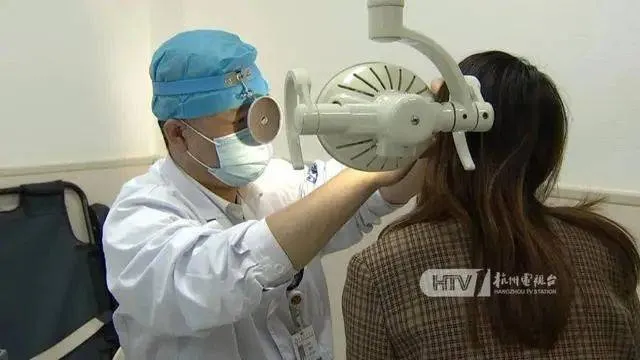Sau 3 ngày liên tiếp thức đêm săn hàng giảm giá, cô gái bị điếc tai trái, ù tai phải ảnh 1