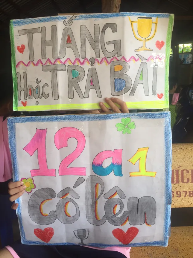 Hội “nhất quỷ nhì ma” in tấm bảng hình cô chủ nhiệm để “răn đe” trong trận đấu bóng chuyền ảnh 2
