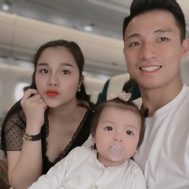 Dàn cầu thủ đình đám diện dresscode trắng xuất hiện trong đám cưới Công Phượng ở Phú Quốc ảnh 1