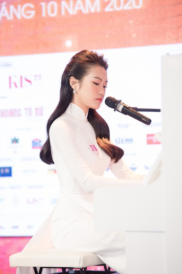 Profile cực chất của “bạn gái tin đồn” cầu thủ Văn Hậu: Top 10 Hoa Hậu Việt Nam, IELTS 7.0 ảnh 9