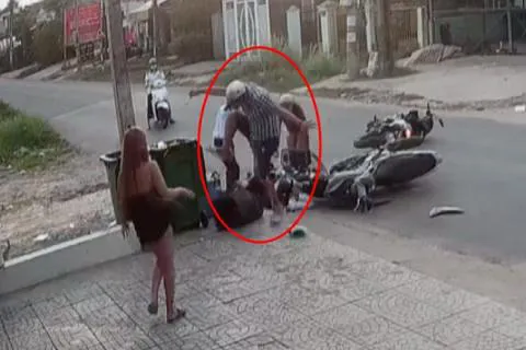 Phẫn nộ người đàn ông dùng vũ khí đánh liên tiếp vào đầu nữ sinh sau va chạm giao thông ảnh 1