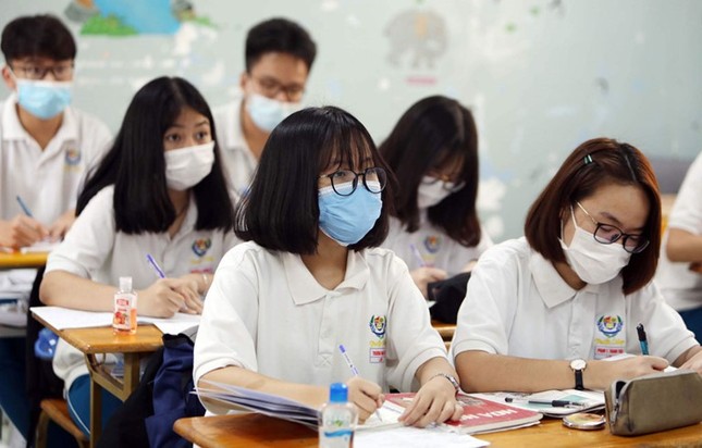 Kiểm tra Học kì I của teen TP.HCM mùa COVID-19: Mỗi người một bàn, đừng mong nhìn bài bạn! ảnh 1