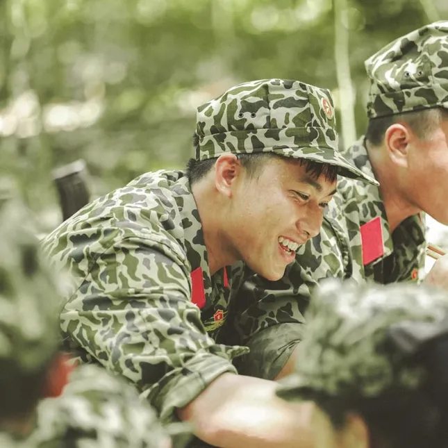 Hậu Hoàng phản ứng ra sao khi thấy fan “đẩy thuyền cực mạnh” với đồng chí Mũi trưởng Long? ảnh 4