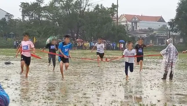 Huế: Hàng trăm học sinh thi Hội Khỏe Phù Đổng dưới trời mưa rét khiến phụ huynh bức xúc ảnh 1