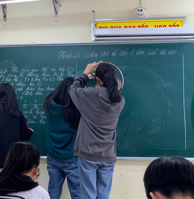 Lên bảng vẽ hình tròn nhưng không có compa, hai nữ sinh nghĩ ra cách vẽ “bá đạo“ ảnh 3
