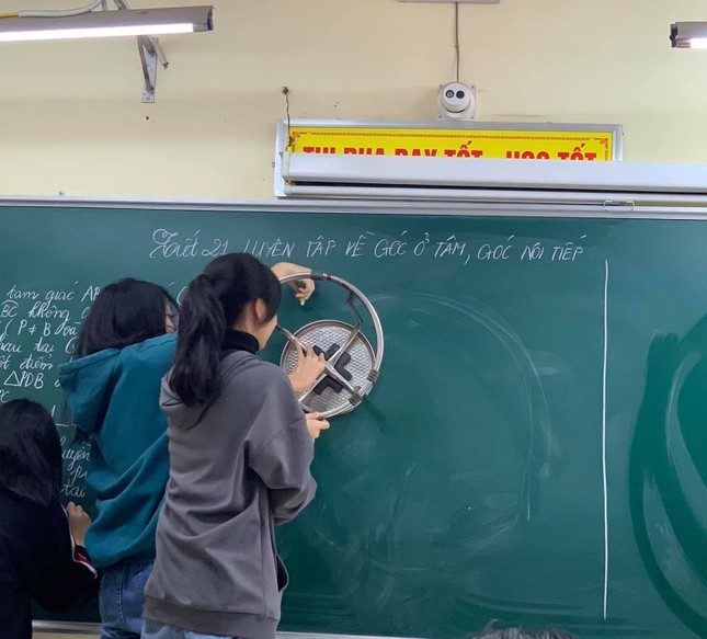 Lên bảng vẽ hình tròn nhưng không có compa, hai nữ sinh nghĩ ra cách vẽ “bá đạo“ ảnh 1